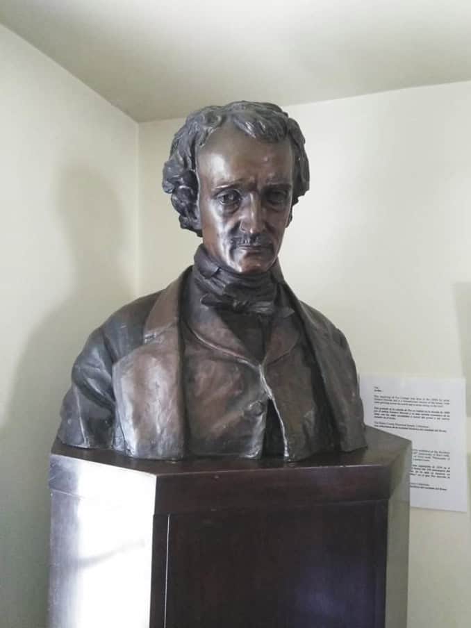 Busto in bronzo di Poe